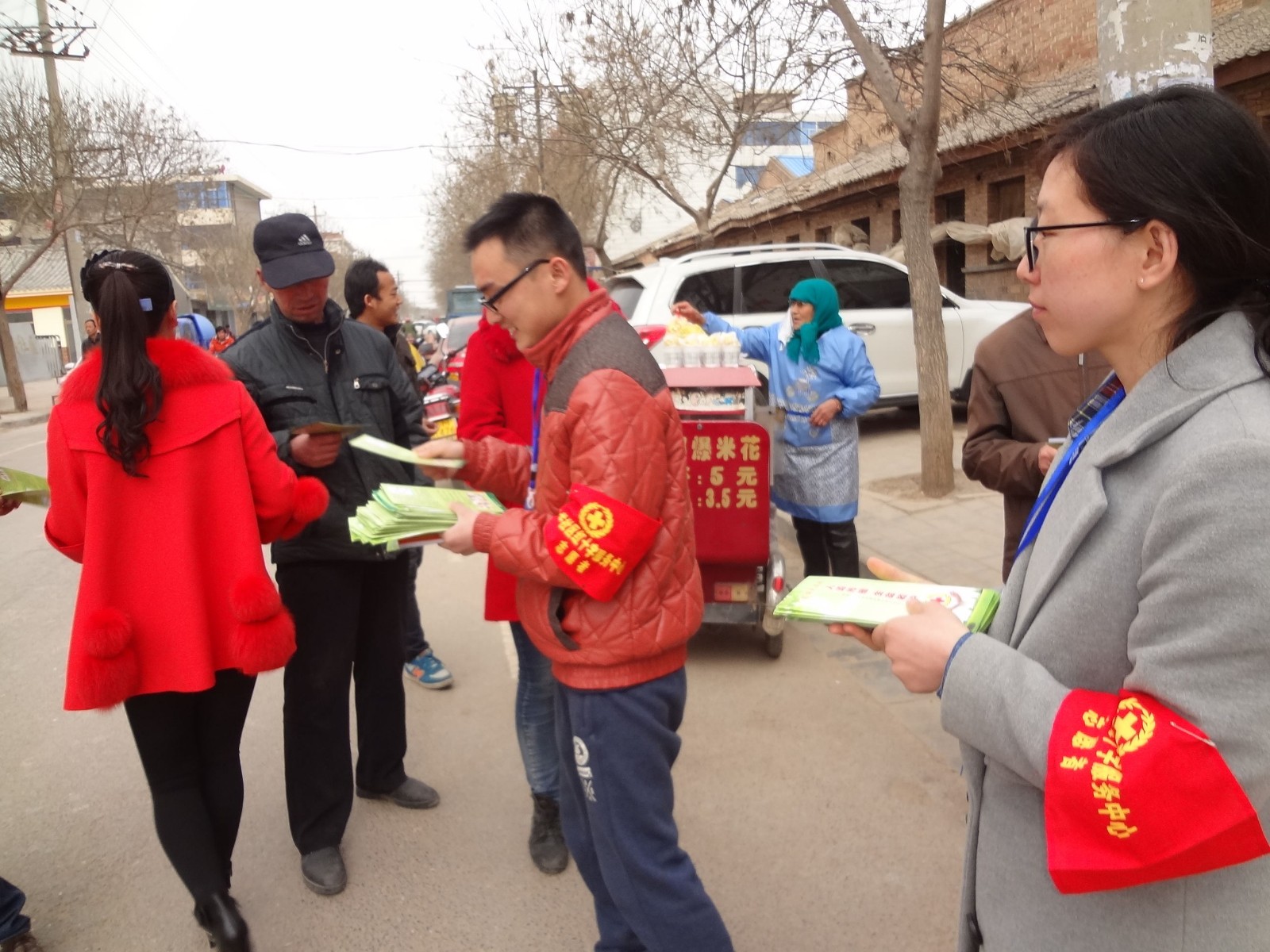 发放宣传资料.jpg 发放宣传资料.jpg