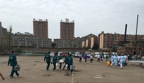 救援人员将紧急救治后的伤员转运医院接受进一步治疗_副本.jpg