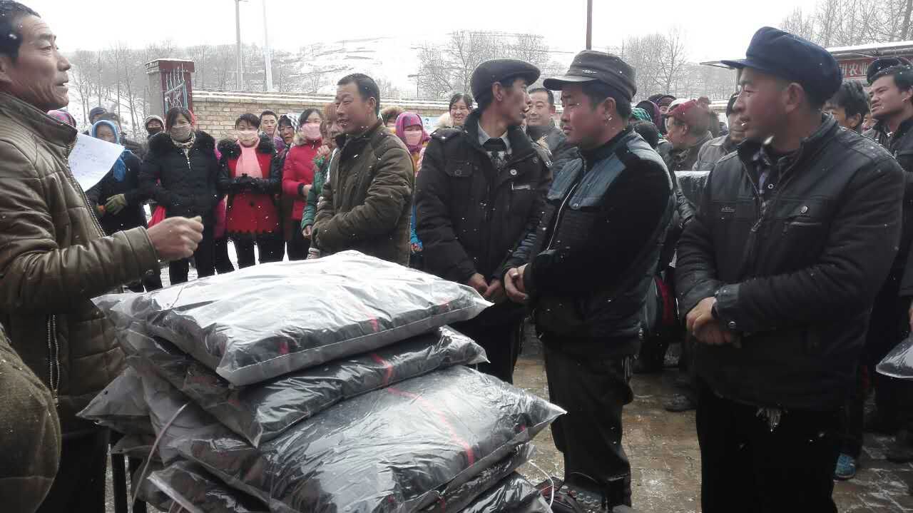 1.发放慰问物资.jpg
