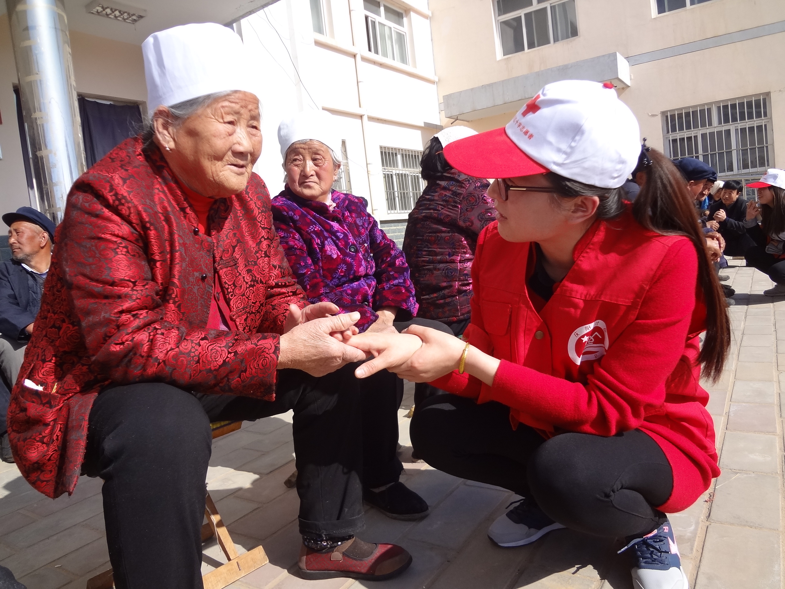 对老人进行心理安抚.JPG