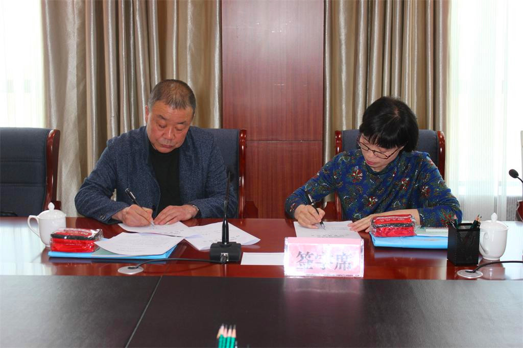 图为市红十字会王会长与白银区红十字会签订目标责任书_副本.jpg