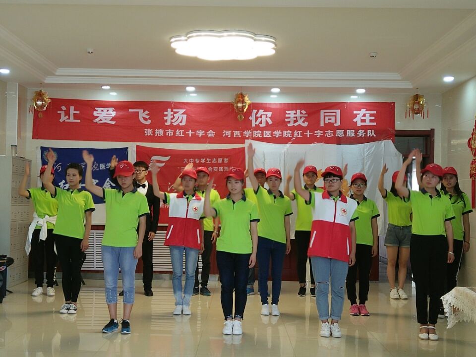 给孩子们表演节目.jpg
