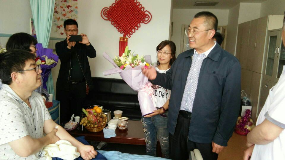 高生发市长看望捐献者.jpg