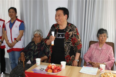 4.受助老人发言.jpg