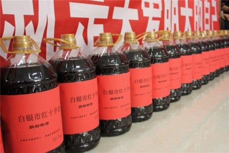 12.捐助物资.jpg
