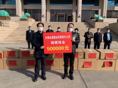 吴国荣接受捐赠.jpg