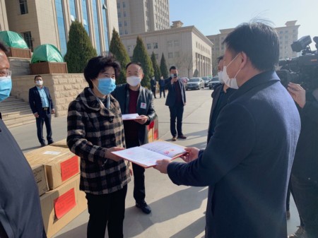 苏君颁发捐赠证书.jpg 苏君颁发捐赠证书.jpg