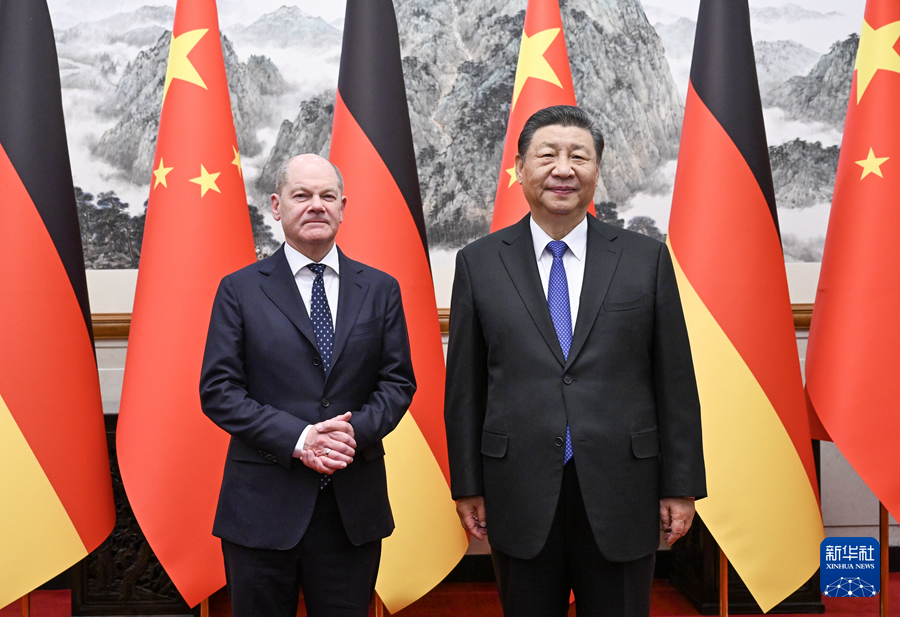 10.1.习近平会见德国总理朔尔茨.jpg