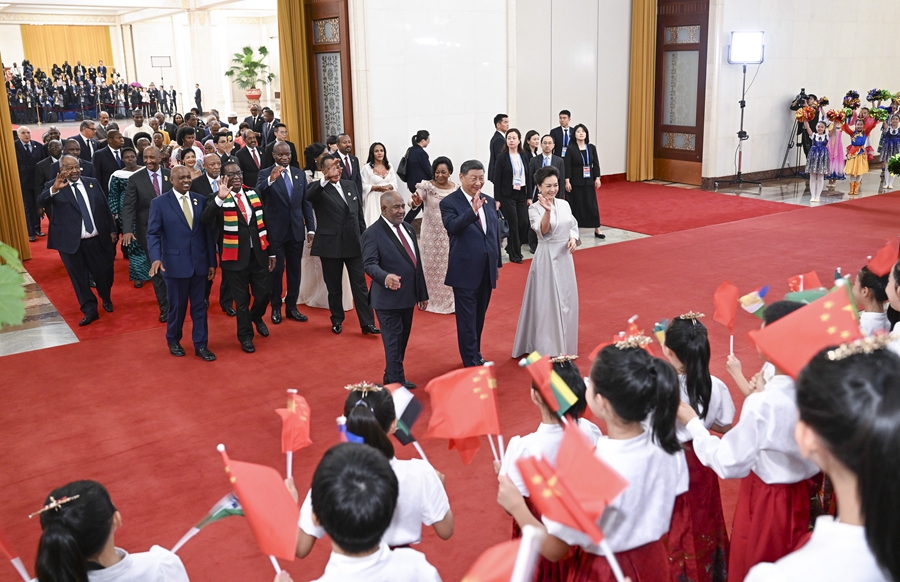 35.3.9月4日晚，国家主席习近平和夫人彭丽媛在北京人民大会堂举行宴会.jpeg
