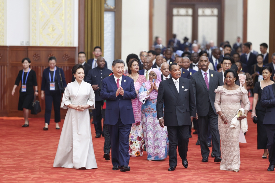 35.7.9月4日晚，国家主席习近平和夫人彭丽媛在北京人民大会堂举行宴会.jpeg