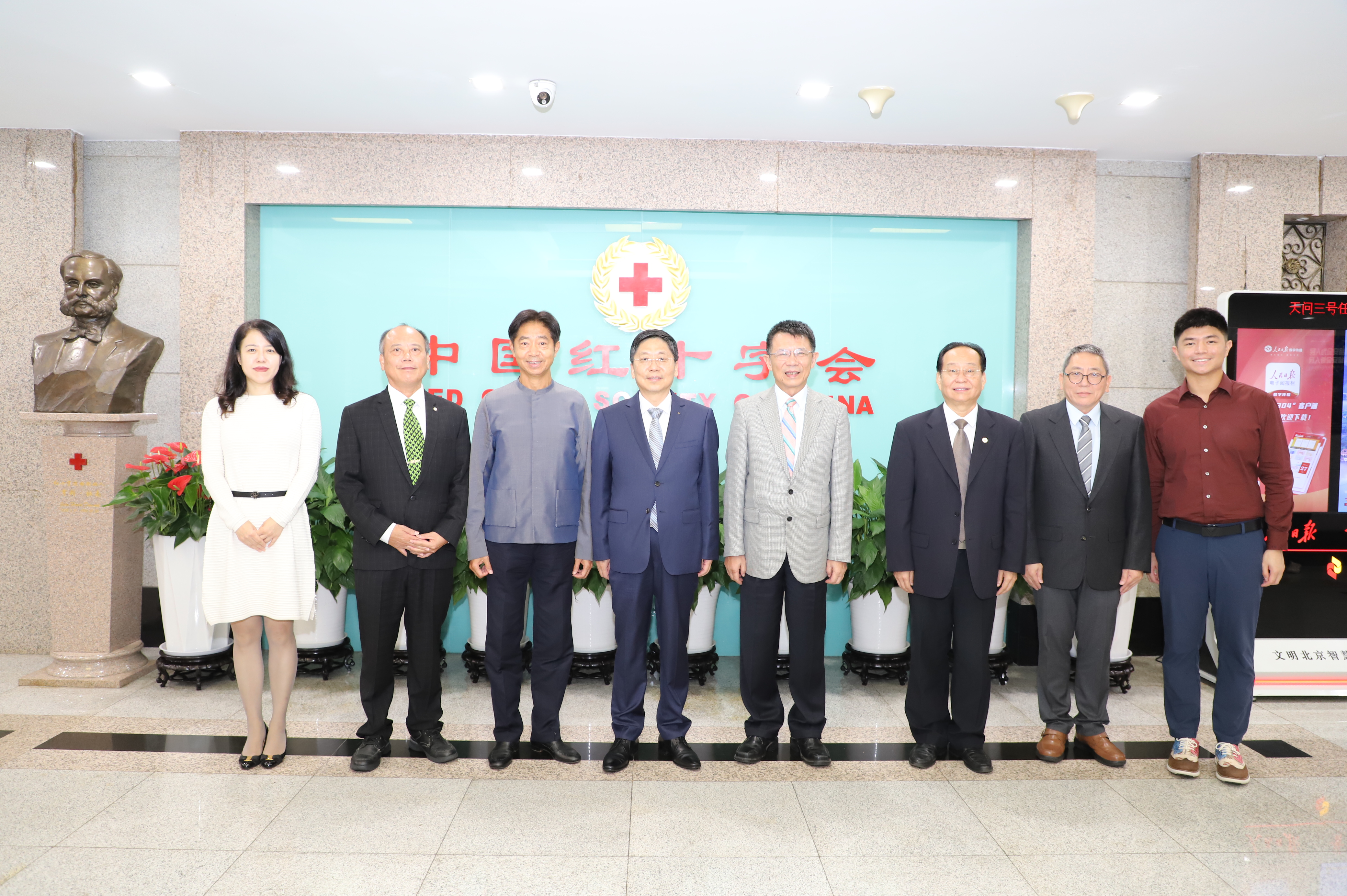 37.王可会见台湾红十字组织负责人.png