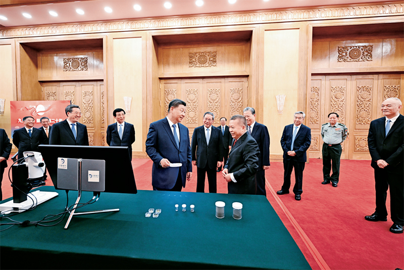 3.2024年9月23日,接见探月工程嫦娥六号任务参研参试人员代表并参观月球样品和探月工程成果展览.jpg 3.2024年9月23日,接见探月工程嫦娥六号任务参研参试人员代表并参观月球样品和探月工程成果展览.jpg