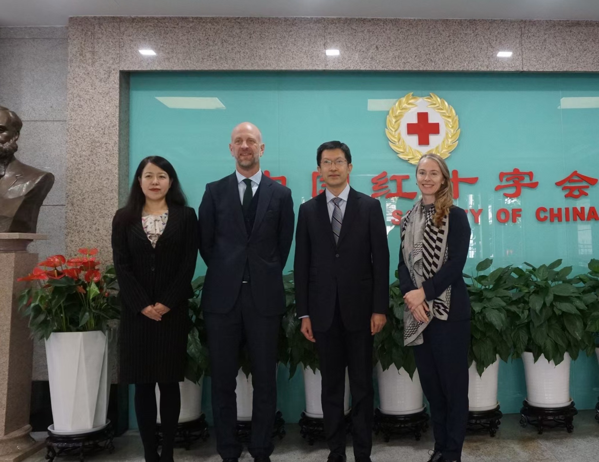 59.梁宇会见挪威驻华大使戴伟恩.jpg