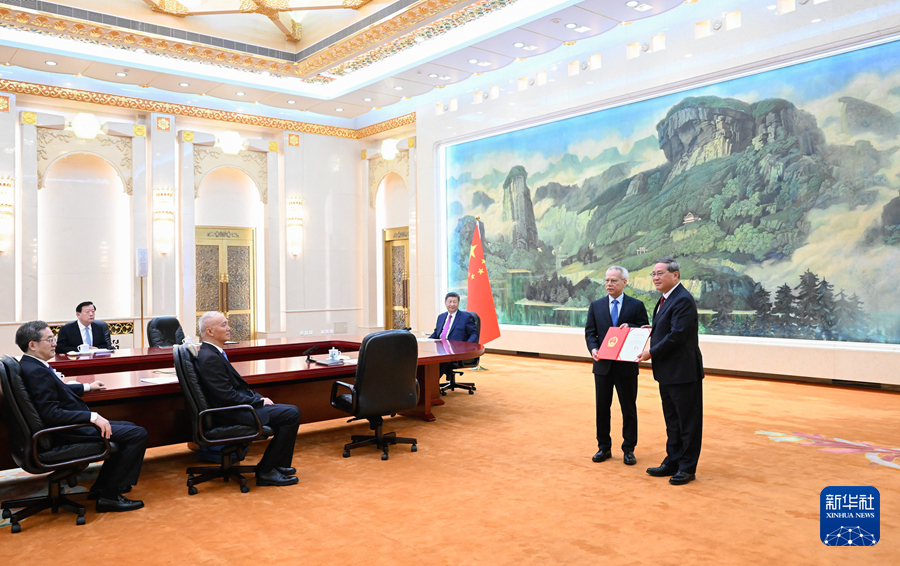 64.2.习近平会见澳门特别行政区候任行政长官岑浩辉.jpg