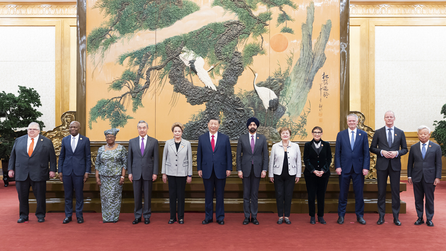 82.1.习近平会见主要国际经济组织负责人.jpeg
