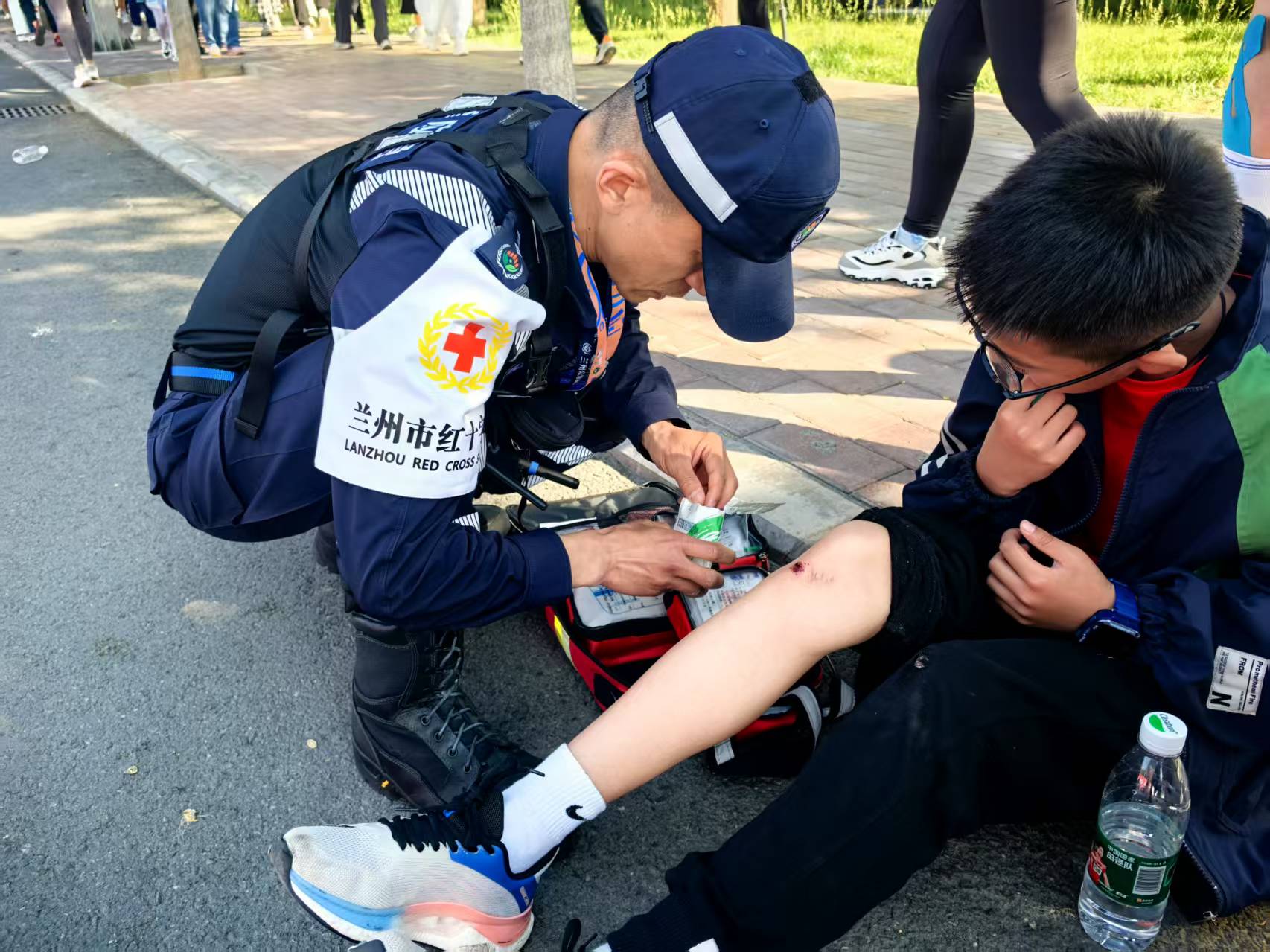 赛中处置1.jpg